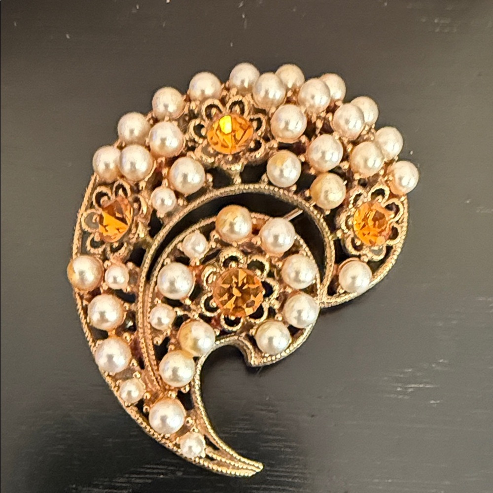 Paisley Design Gold Tone Brooch w/Faux Pearls & Rhinestones  Vintage
